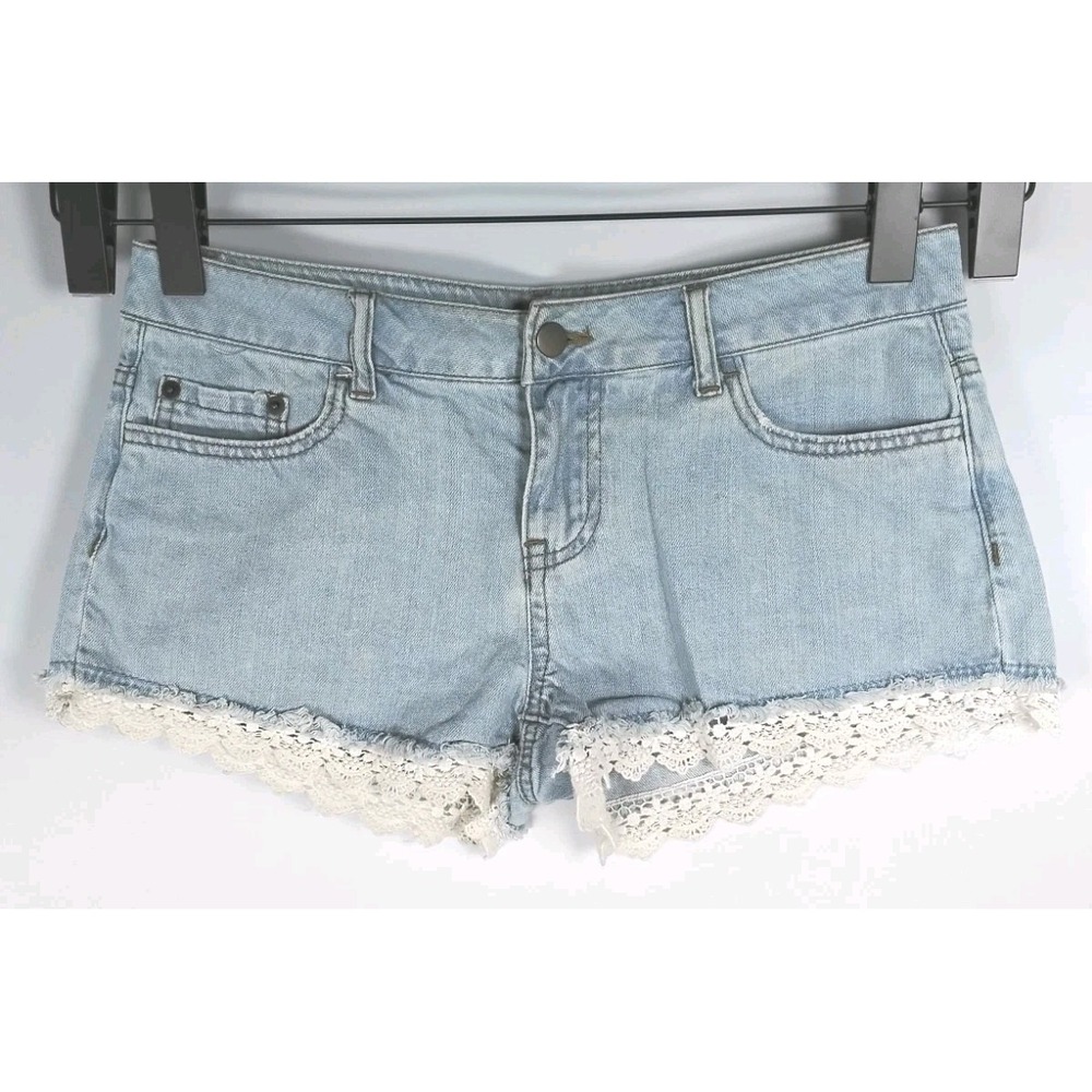 Forever 21 Light Wash Distressed Denim‎ Crochet Trim Skinny Short Shorts Size 27